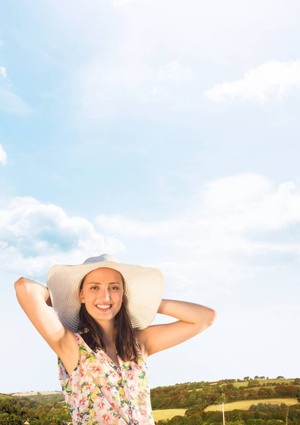 woman relaxing in sun hat - Foto, Bild