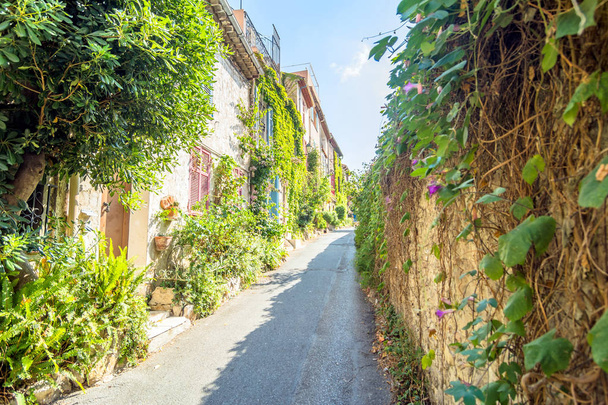 vista de rua na cidade velha de Antibes, França
 - Foto, Imagem