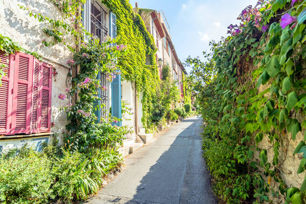 το Street view στην παλιά πόλη Αντίμπ, Γαλλία - Φωτογραφία, εικόνα