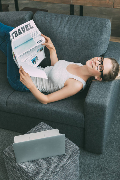 nainen lukee sanomalehteä - Valokuva, kuva