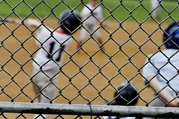 Baseball Batter visto attraverso recinzione
 - Foto, immagini