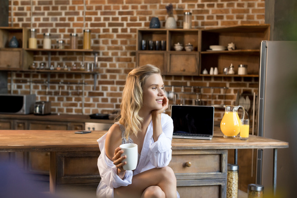 žena s její ranní káva - Fotografie, Obrázek