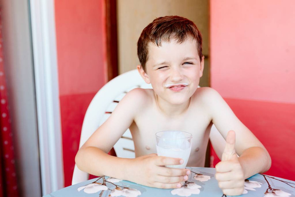 Маленький хлопчик п'є холодне молоко
 - Фото, зображення