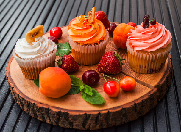 Desserts mit Früchten - Foto, Bild