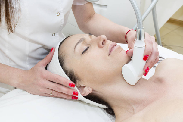 The procedure of lipomassage in a beauty salon - Foto, afbeelding