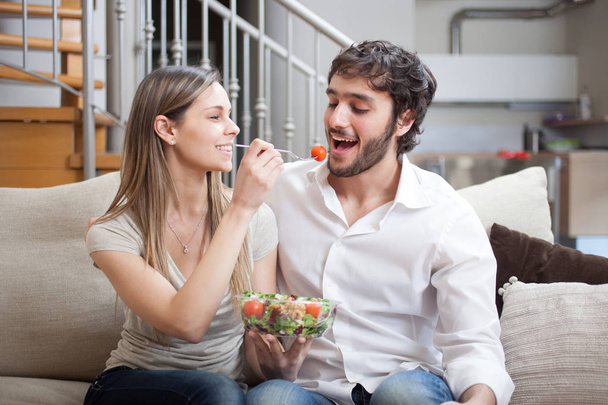Couple eating salad - Zdjęcie, obraz