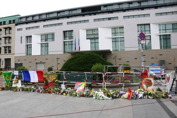 λουλούδια στο πένθος διαδήλωση μπροστά από την Γαλλική Πρεσβεία - Φωτογραφία, εικόνα