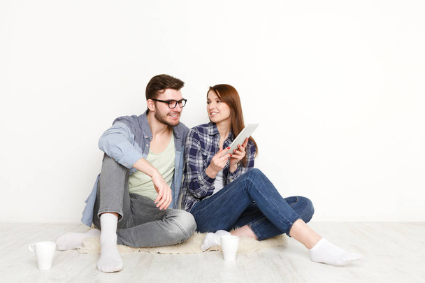 Couple choisir des meubles en ligne après le déménagement
 - Photo, image