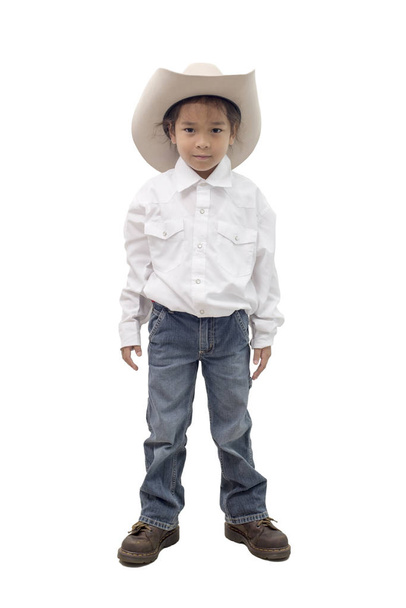 молодий хлопчик носить ковбойський капелюх ізольовано на білому тлі
. - Фото, зображення