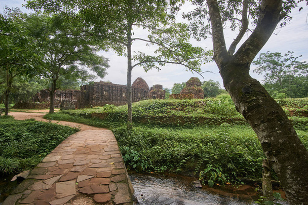 İmparatorluğu'nun Champa - cham kültür eski dinî yapılar. İçinde oğlumun yanına Hoi an, Vietnam. Dünya Mirası. - Fotoğraf, Görsel