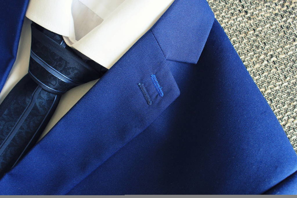 Klasszikus kék öltöny, ing és nyakkendő, közelkép, felülnézet - Fotó, kép