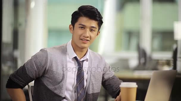 fiatal ázsiai üzletember dolgozik az irodában - Felvétel, videó