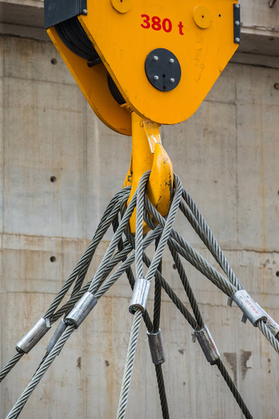 Grue aérienne d'usine et crochet de grue jaune 380 t. et élingue
  - Photo, image