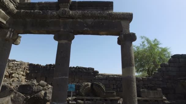 Lento Pan para baixo antigos pilares em ruínas da cidade
 - Filmagem, Vídeo