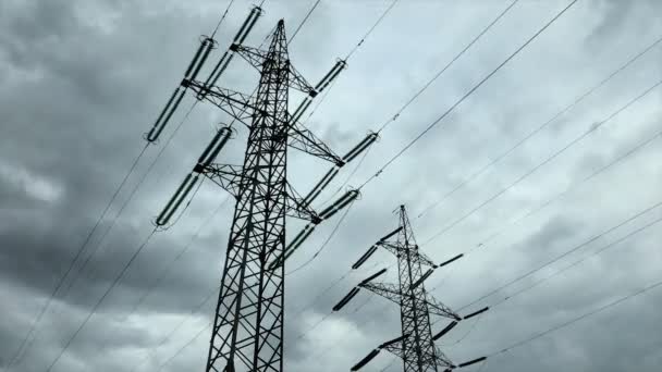 Elektryczność Pylon ze Stormy Sky - Materiał filmowy, wideo