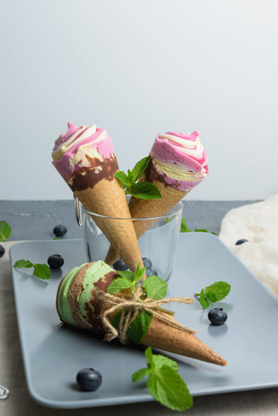 Conos de helado sobre fondo vintage gris
 - Foto, Imagen