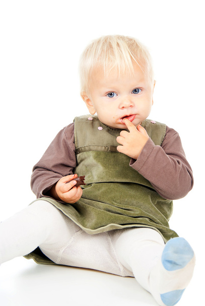 Little child eating chocolate candy - Foto, afbeelding