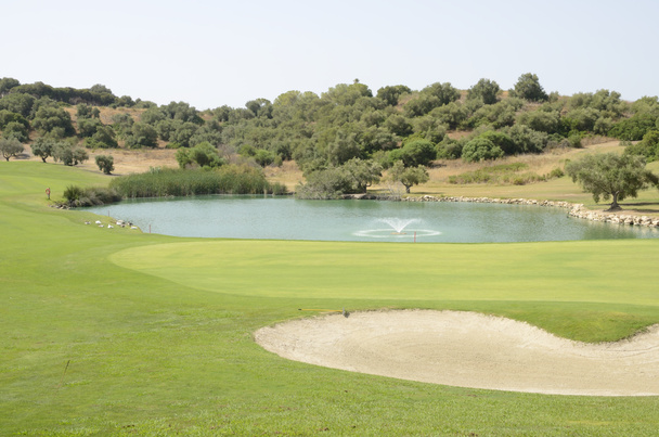 ゴルフの穴の湖 - 写真・画像