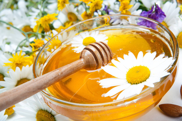 Still life φρέσκο μέλι και λουλούδια - Φωτογραφία, εικόνα