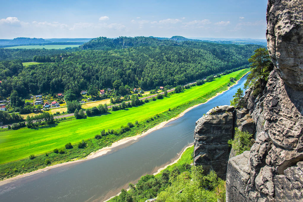 Elbe rivier uitzicht vanaf de brug van de Bastei. - Foto, afbeelding