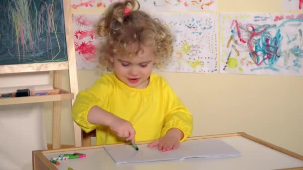 Lindo pequeño niño preescolar niña dibujo en casa - Imágenes, Vídeo
