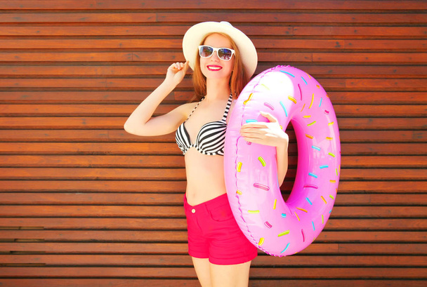 Fashion, zomer vakantie concept - vrij lachende vrouw met inf - Foto, afbeelding