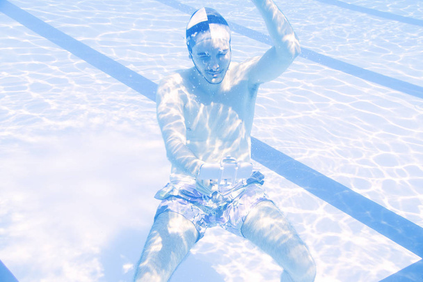 Молодий красивий чоловік випробовує селфі під водою
 - Фото, зображення