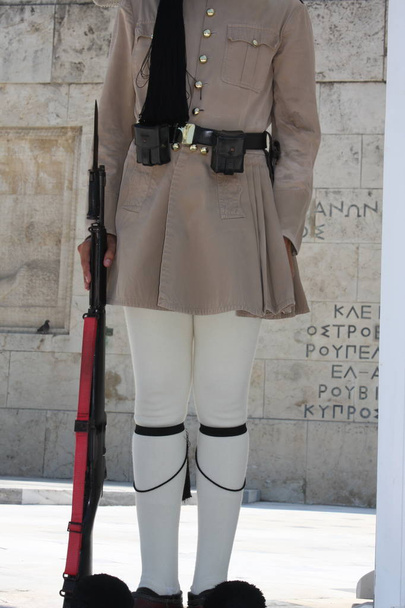 Evzoni guarda em frente ao parlamento grego, Atenas
 - Foto, Imagem