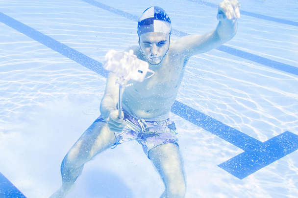 Young handsome man tekes a selfie underwater - Photo, Image