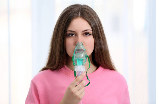 Young woman using nebulizer - Foto, imagen