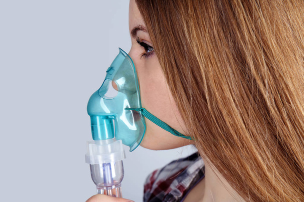 Young woman using nebulizer  - Foto, afbeelding