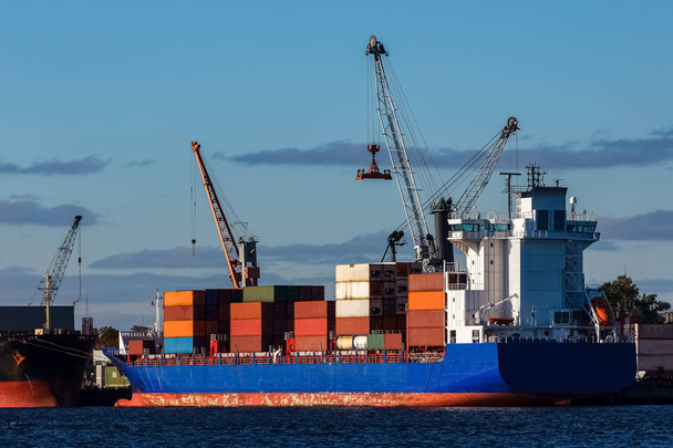 blaues Containerschiff - Foto, Bild