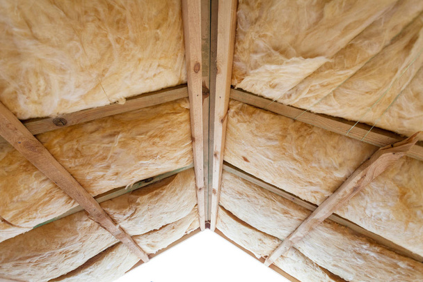 Isolamento della soffitta con barriera a freddo in vetroresina e materiale isolante
. - Foto, immagini
