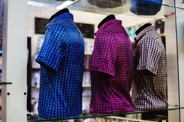 Loja de roupa masculina. Manequins vestidos com camisas coloridas em cl
 - Foto, Imagem