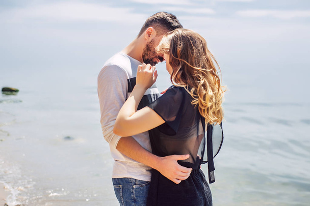 jovem casal abraçando na costa do mar
 - Foto, Imagem