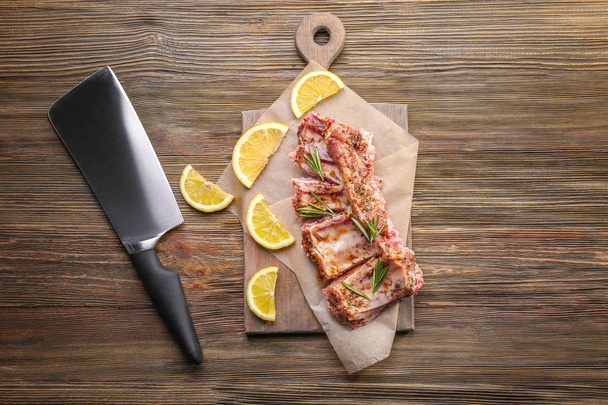 Raw pork ribs and meat cleaver knife  - Foto, Imagem