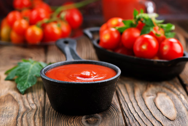 fresh tomatoes and tomato sauce - Foto, Imagem