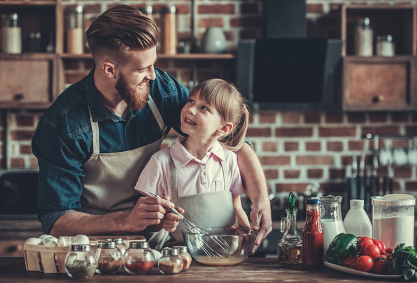 Papá y su hija cocinando
 - Foto, Imagen