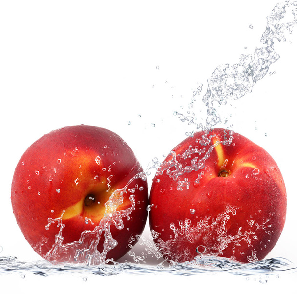 peach falling in water - Foto, immagini