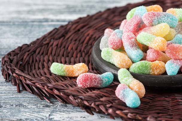 Zbliżenie: kolorowe cukierki. Kompozycja z galaretki smaczne cukierki - Zdjęcie, obraz