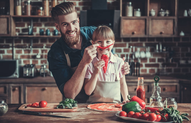 Isä ja tytär ruoanlaitto
 - Valokuva, kuva