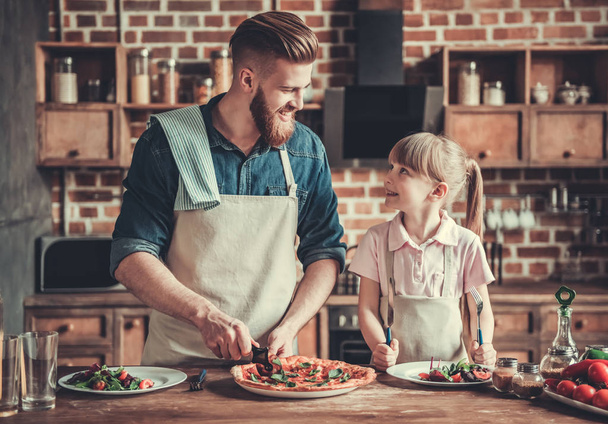 Isä ja tytär ruoanlaitto
 - Valokuva, kuva
