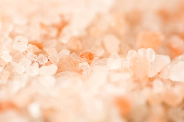 ピンク ヒマラヤ水晶の塩。塩、ピンクの背景 - 写真・画像
