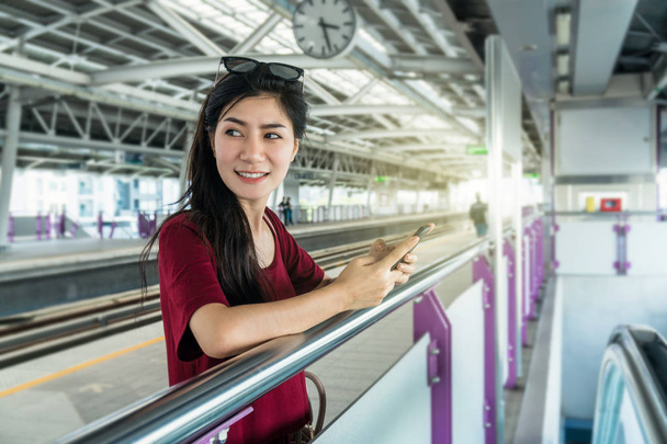femme asiatique passager en utilisant smartphone
  - Photo, image