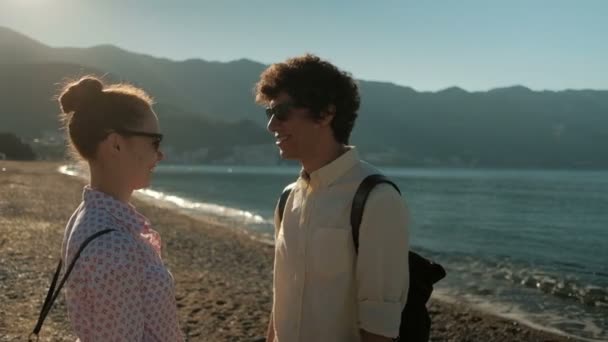 Nuori pari seisoo hiekkavarastossa meren kesällä
. - Materiaali, video