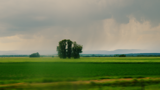 Rijden langs het schilderachtige platteland. Voordat de regen begint, knippert de bliksem - Video