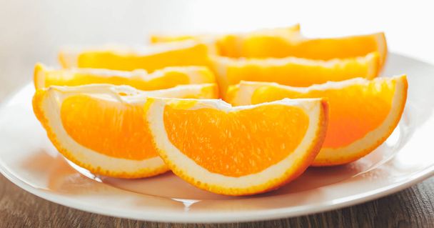 rodajas de naranja fresca en un plato
 - Foto, imagen