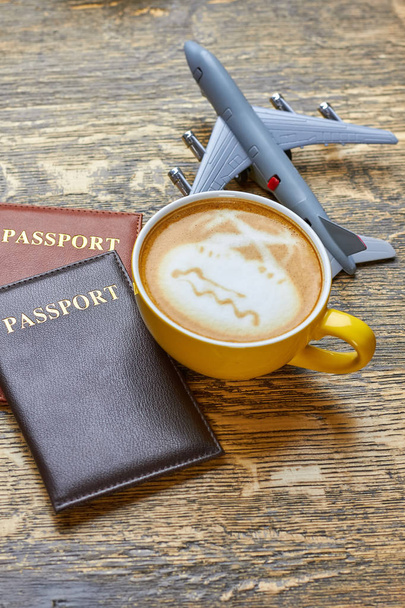 Café, pasaportes y avión de juguete
. - Foto, Imagen