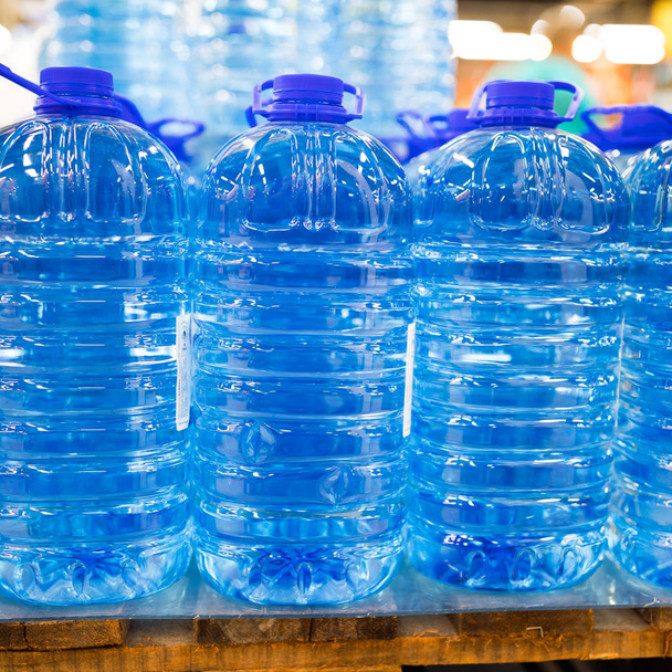 bottiglia d'acqua naturale sulla tavolozza
 - Foto, immagini