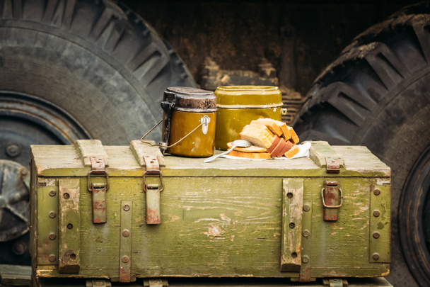 Ollas de comida militar en cajas
 - Foto, Imagen